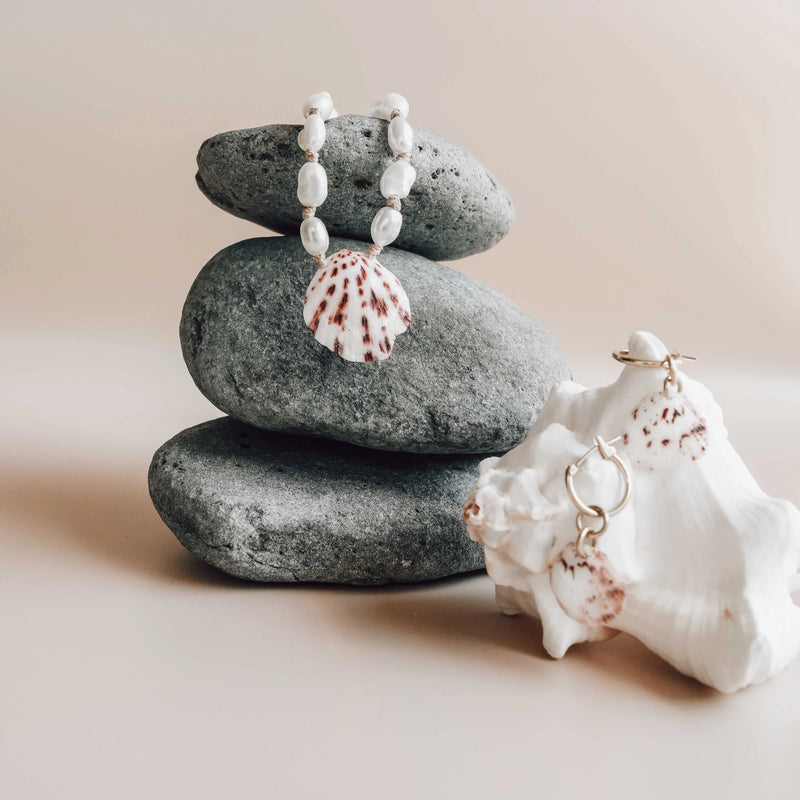 14K CLAM SHELL HUGGIES